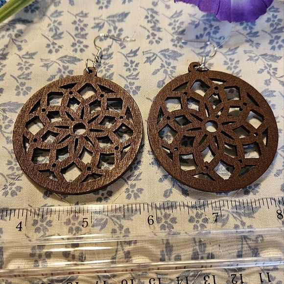 This listing is for a Beautiful pair of earrings. These earrings are great for a - Picture 13 of 13